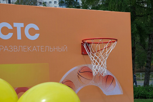 Фото-зона «СТС-ПЕРМЬ» двухсторонняя с баскетбольными кольцами.  5