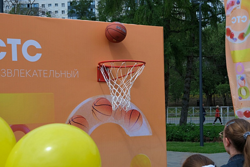 Фото-зона «СТС-ПЕРМЬ» двухсторонняя с баскетбольными кольцами.  26