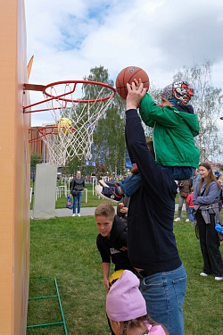 Фото-зона «СТС-ПЕРМЬ» двухсторонняя с баскетбольными кольцами.  34