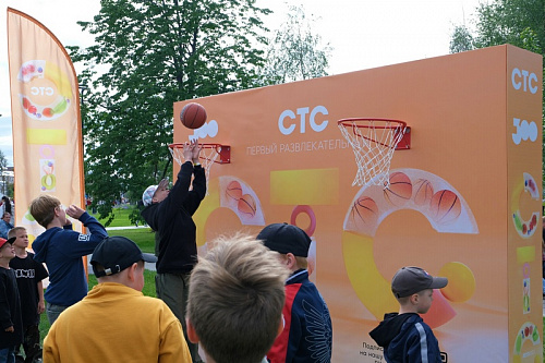 Фото-зона «СТС-ПЕРМЬ» двухсторонняя с баскетбольными кольцами.  55