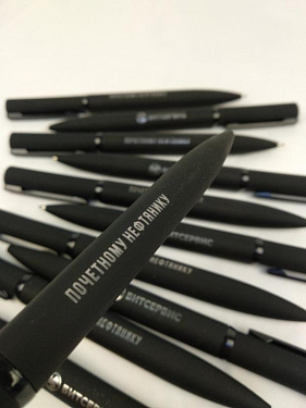 Ручка металлическая шариковая MIRROR BLACK, покрытие soft touch - «ПОЧЁТНОМУ НЕФТЯНИКУ» – «БИТСЕРВИС».  20