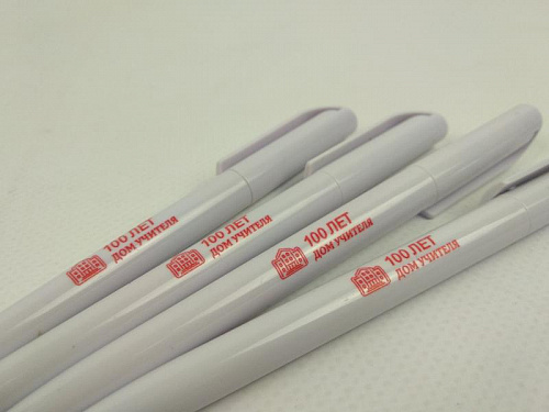 Ручка пластиковая шариковая белая с УФ-печатью - «Дом учителя».  5