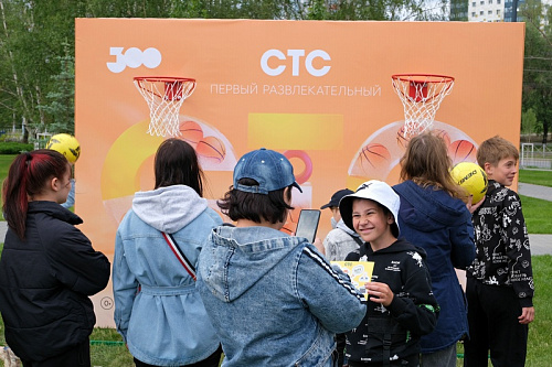 Фото-зона «СТС-ПЕРМЬ» двухсторонняя с баскетбольными кольцами.  17