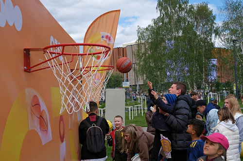 Фото-зона «СТС-ПЕРМЬ» двухсторонняя с баскетбольными кольцами.  8
