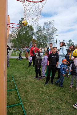Фото-зона «СТС-ПЕРМЬ» двухсторонняя с баскетбольными кольцами.  13