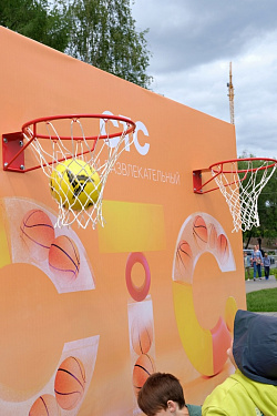 Фото-зона «СТС-ПЕРМЬ» двухсторонняя с баскетбольными кольцами.  23