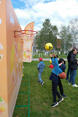 Фото-зона «СТС-ПЕРМЬ» двухсторонняя с баскетбольными кольцами.  31