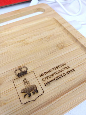 Беспроводное зарядное устройство-органайзер из бамбука «Timber» - «Строить и  Развивать» для Министерства Строительства Пермского края.  10