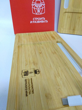 Беспроводное зарядное устройство-органайзер из бамбука «Timber» - «Строить и  Развивать» для Министерства Строительства Пермского края.  6