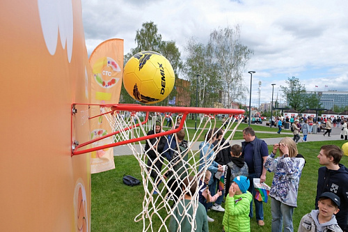 Фото-зона «СТС-ПЕРМЬ» двухсторонняя с баскетбольными кольцами.  �45