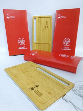 Беспроводное зарядное устройство-органайзер из бамбука «Timber» - «Строить и  Развивать» для Министерства Строительства Пермского края.  3