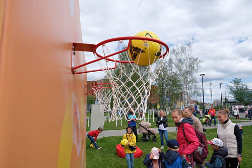 Фото-зона «СТС-ПЕРМЬ» двухсторонняя с баскетбольными кольцами.  �25