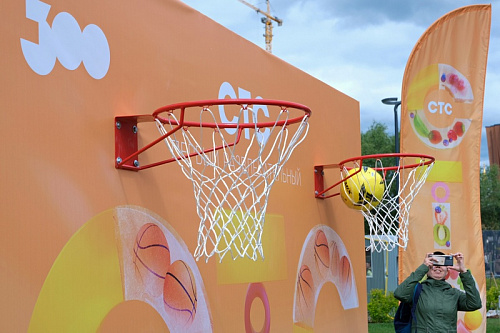 Фото-зона «СТС-ПЕРМЬ» двухсторонняя с баскетбольными кольцами.  �16