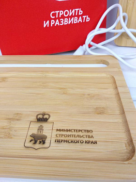 Беспроводное зарядное устройство-органайзер из бамбука «Timber» - «Строить и  Развивать» для Министерства Строительства Пермского края.  8